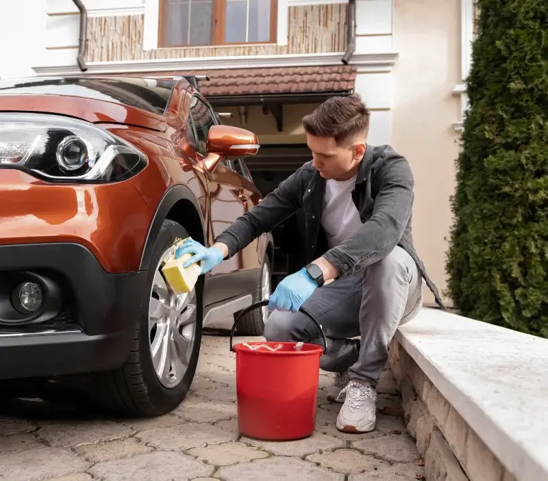 Lavage auto à domicile Cormoranche-sur-Saône : professionnel intervenant sur un véhicule